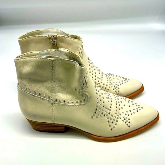 Gianni Bini - Brycin White Leather Western Silver Studded Ankle Booties Size 8 - Picture 1 of 16